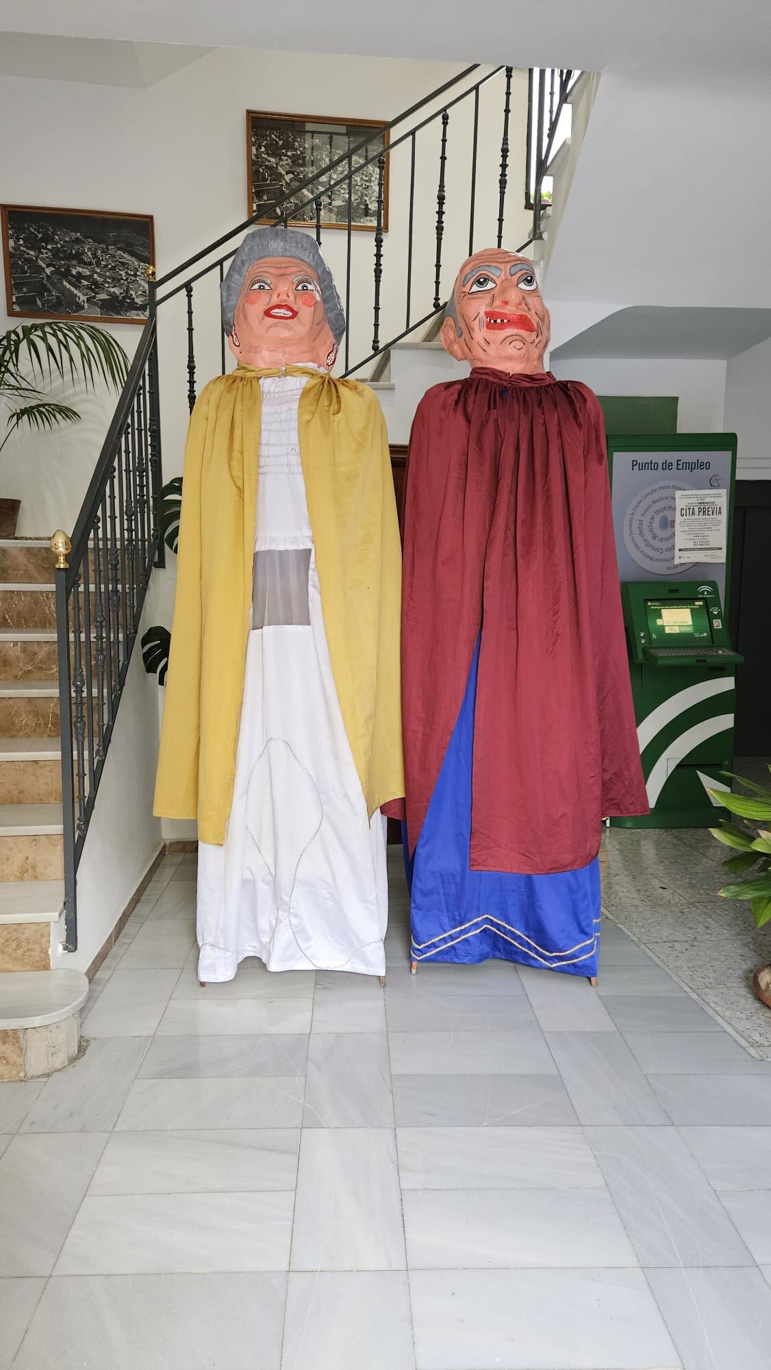 Gigantes a la espera de la Cabalgata del domingo