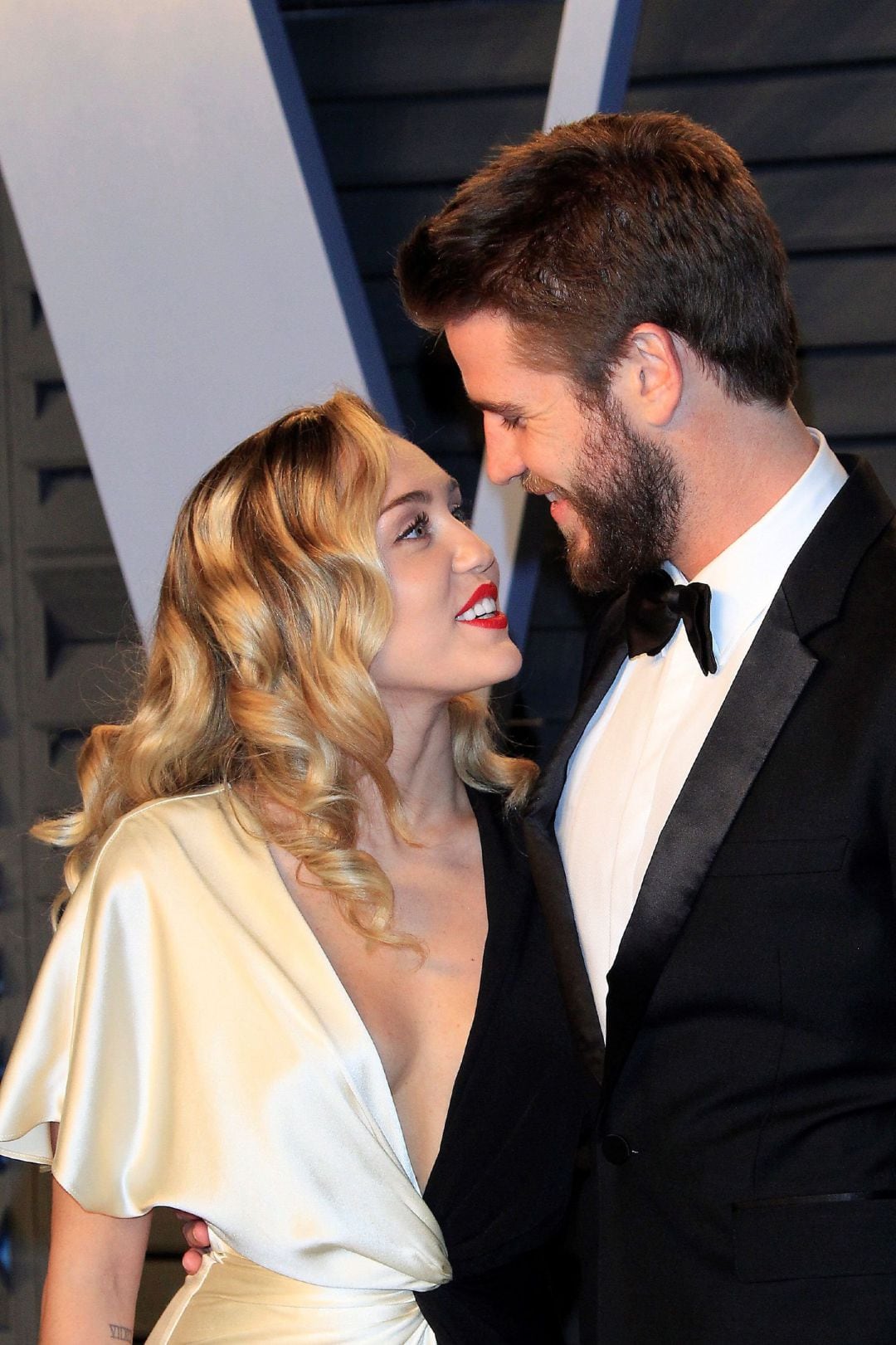 Fotografía de archivo fechada el 4 de marzo de 2018 que muestra a los actores Miley Cyrus (izq) y Liam Hemsworth (dcha) mientras posan en la fiesta de Vanity Fair celebrada tras la gala de los Premios Óscar 2018