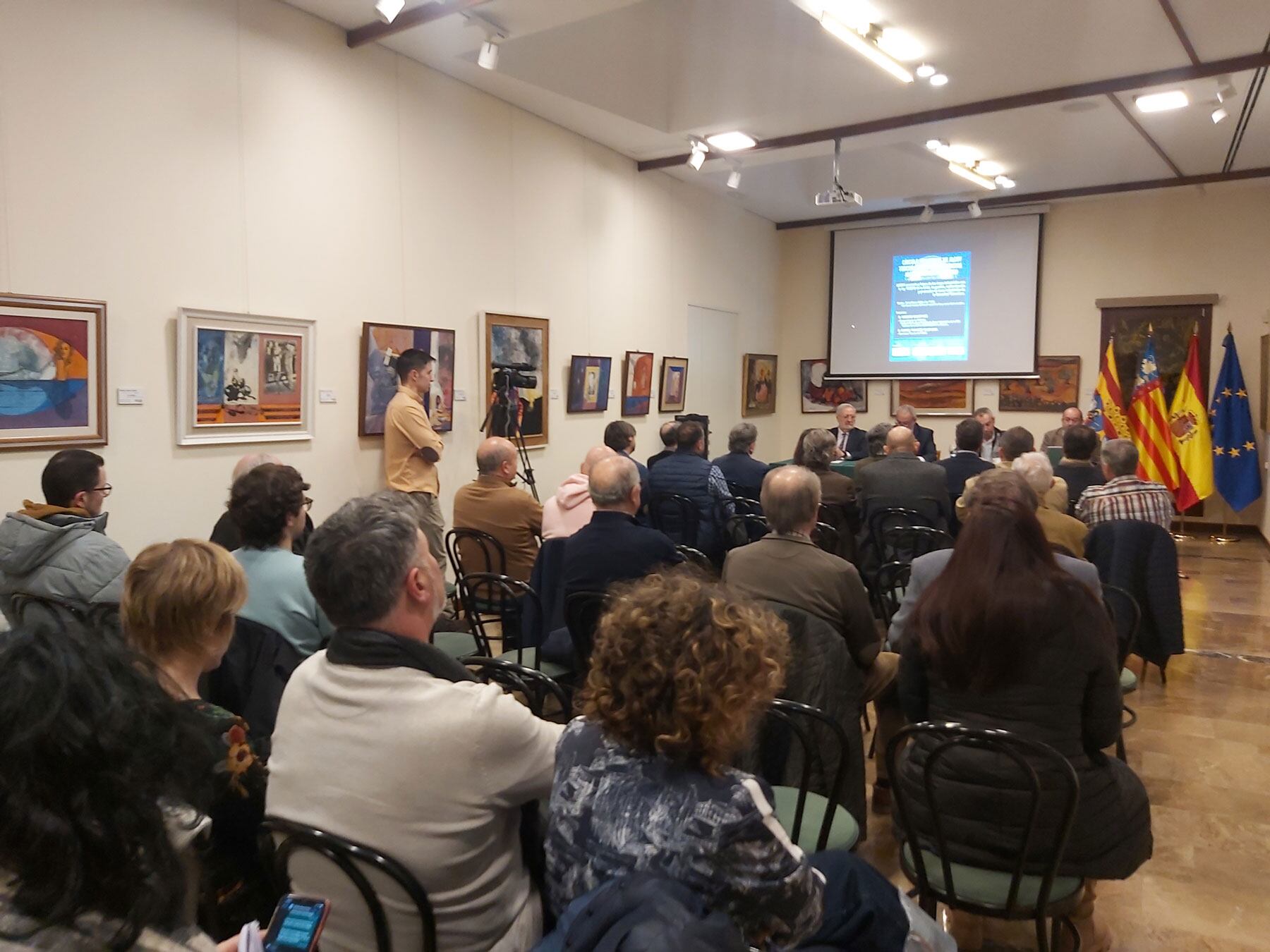 Numerosos asistentes se han dado cita a esta conferencia que ha tenido lugar en la Sala Ramón Castañer