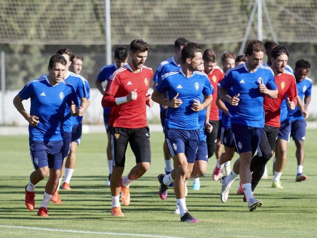 Los jugadores del Real Zaragoza se ejercitan en una sesión de entrenamiento de la pretemporada