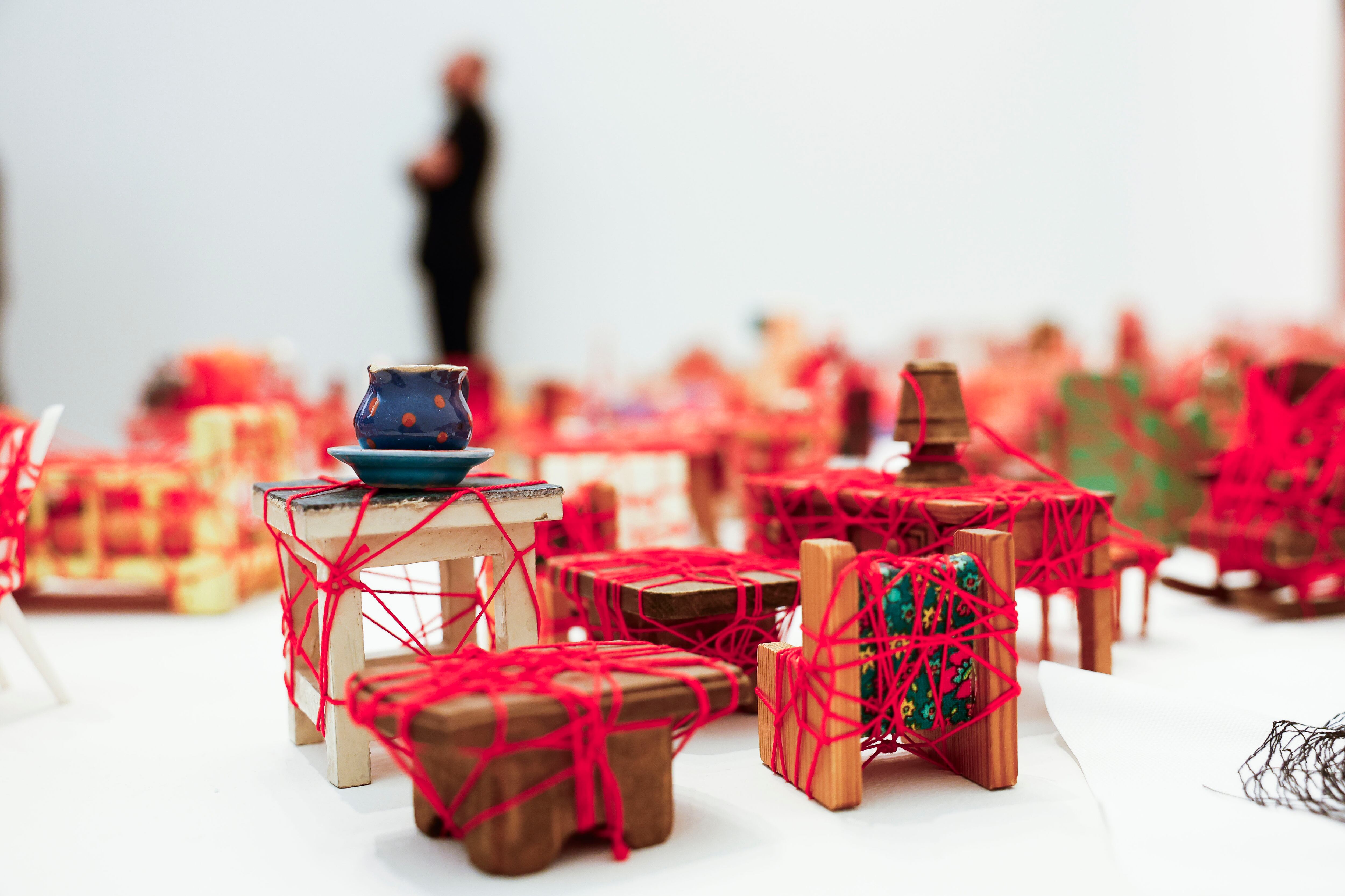 BILBAO, 27/05/2025.- La artista japonesa Chiharu Shiota ha presentado este martes una exposición monográfica en Azkuna Zentroa-Alhóndiga Bilbao. EFE/ Miguel Toña
