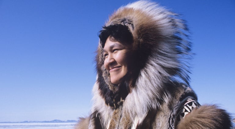 Imagen de una mujer perteneciente a la comunidad inuit.