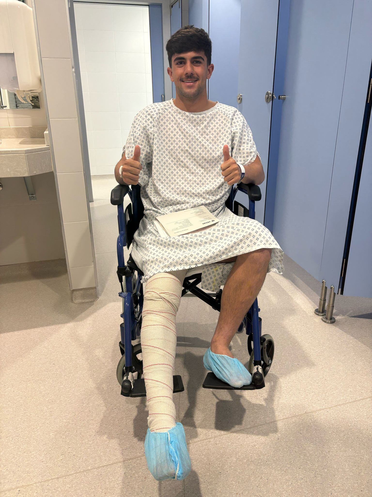 Curro, jugador del Real Jaén, después de la operación.