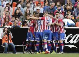 GRA162. VALENCIA, 31/01/2016.- Los jugadores del Sporting de Gijón celebran su primer gol ante el Valencia, en el partido de la vigésima segunda jornada de liga en Primera División que se disputa esta tarde en el estadio de Mestalla. EFE/Manuel Bruque.