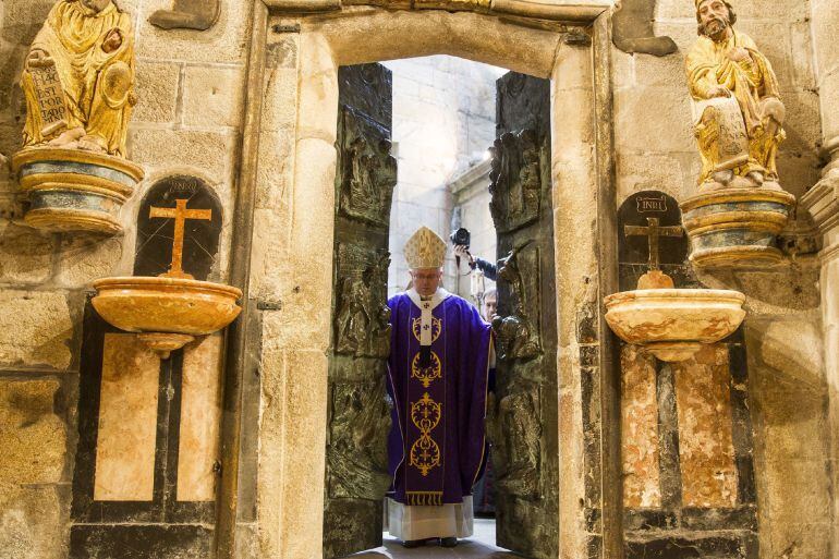 El arzobispo de Santiago Julián Barrio abre la Puerta de la Misericordia de la catedral de Santiago, nombre que recibirá la llamada Puerta Santa en el inicio del Año Jubilar Extraordinario