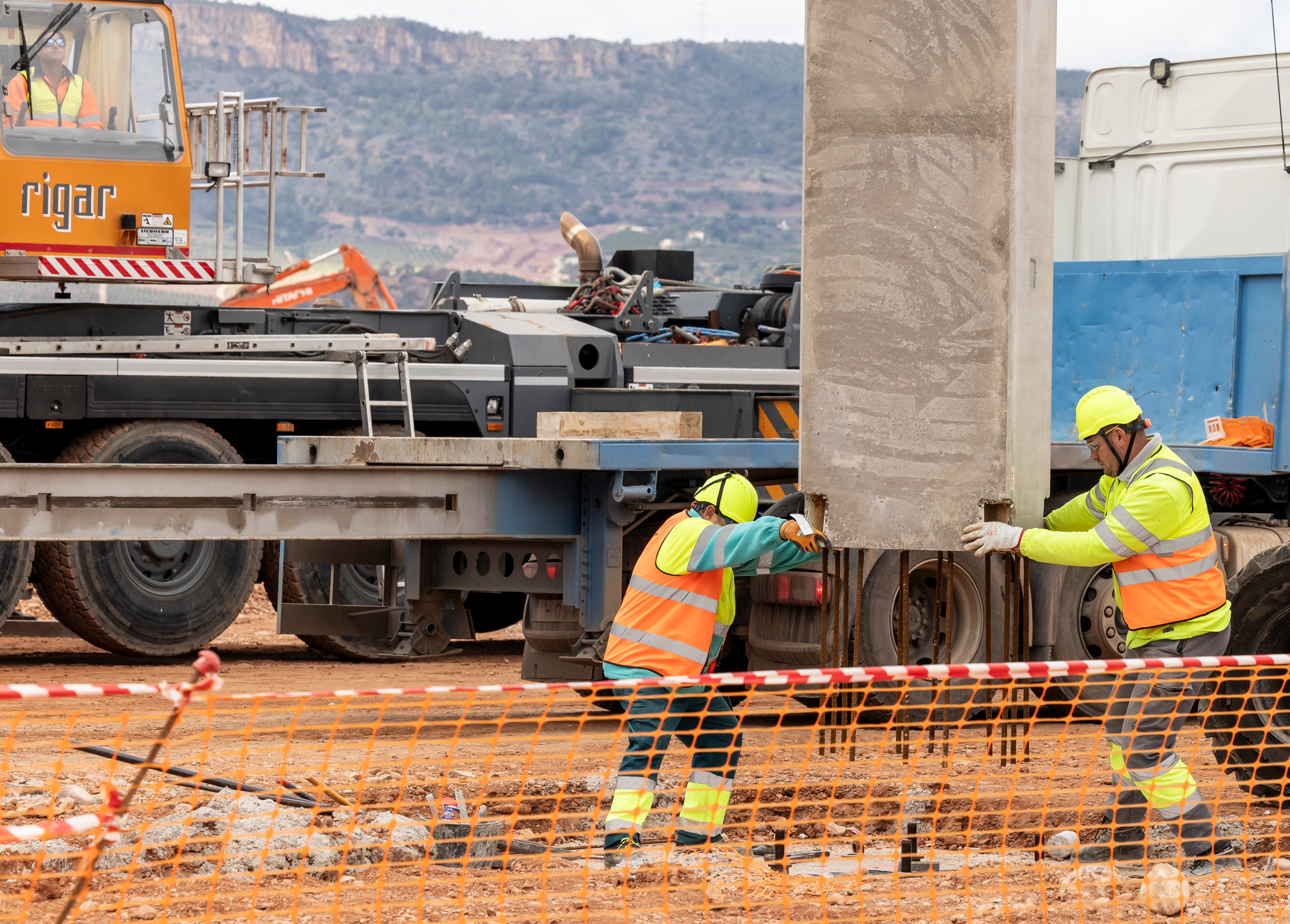 PowerCo comienza a instalar en Sagunto los pilares prefabricados para levantar las naves. Foto: Miguel Lorenzo