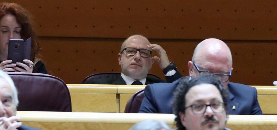 El jiennense expresidente de la AVT y fundador de Voces contra el Terrorismo, Francisco José Alcaraz (c - al fondo), ocupa su escaño como nuevo senador de Vox.