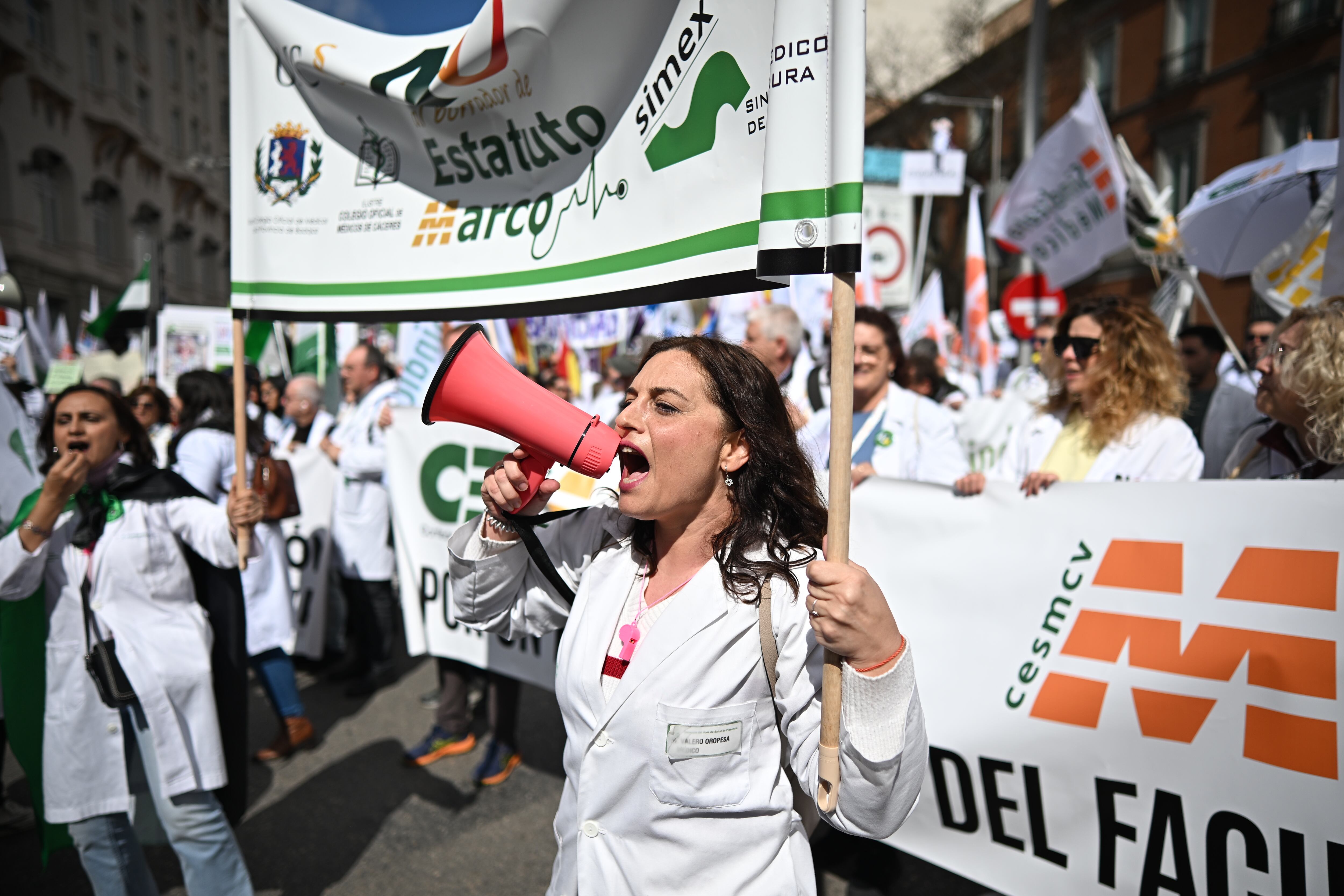 Vista de la manifestación convocada por la Confederación Española de Sindicatos Médicos (CESM), el colectivo de médicos ha partido al mediodía desde la Plaza de las Cortes de Madrid este sábado. EFE/ Fernando Villar