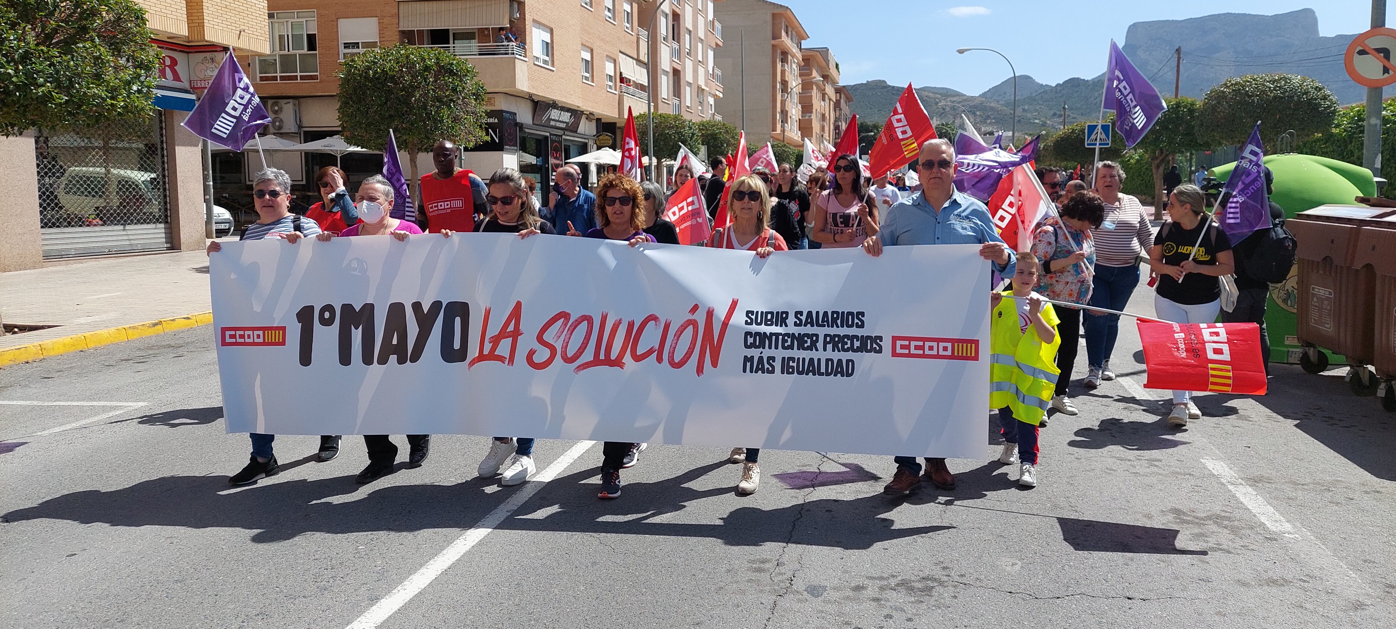 &quot;La solución: subir salarios, contener precios y más igualdad” como el lema de este año.