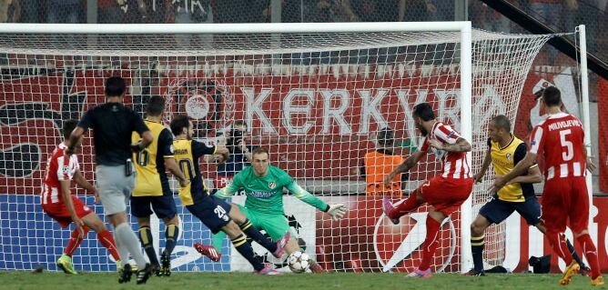 El delantero griego marca el tercer tanto del Olympiacos ante el Atlético en el primer partido de la Champions.
