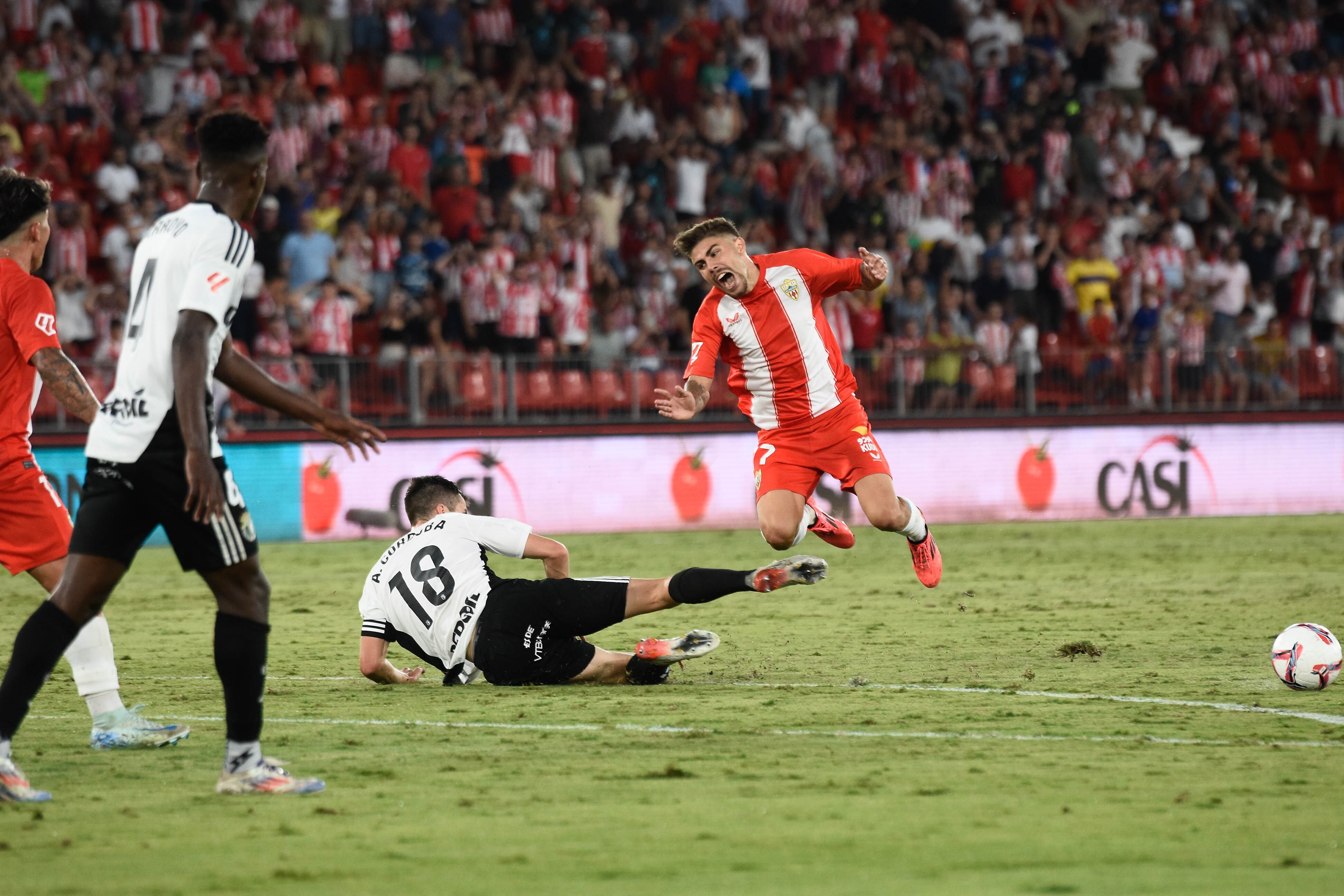 Pozo cayéndose para después marcar un gol.