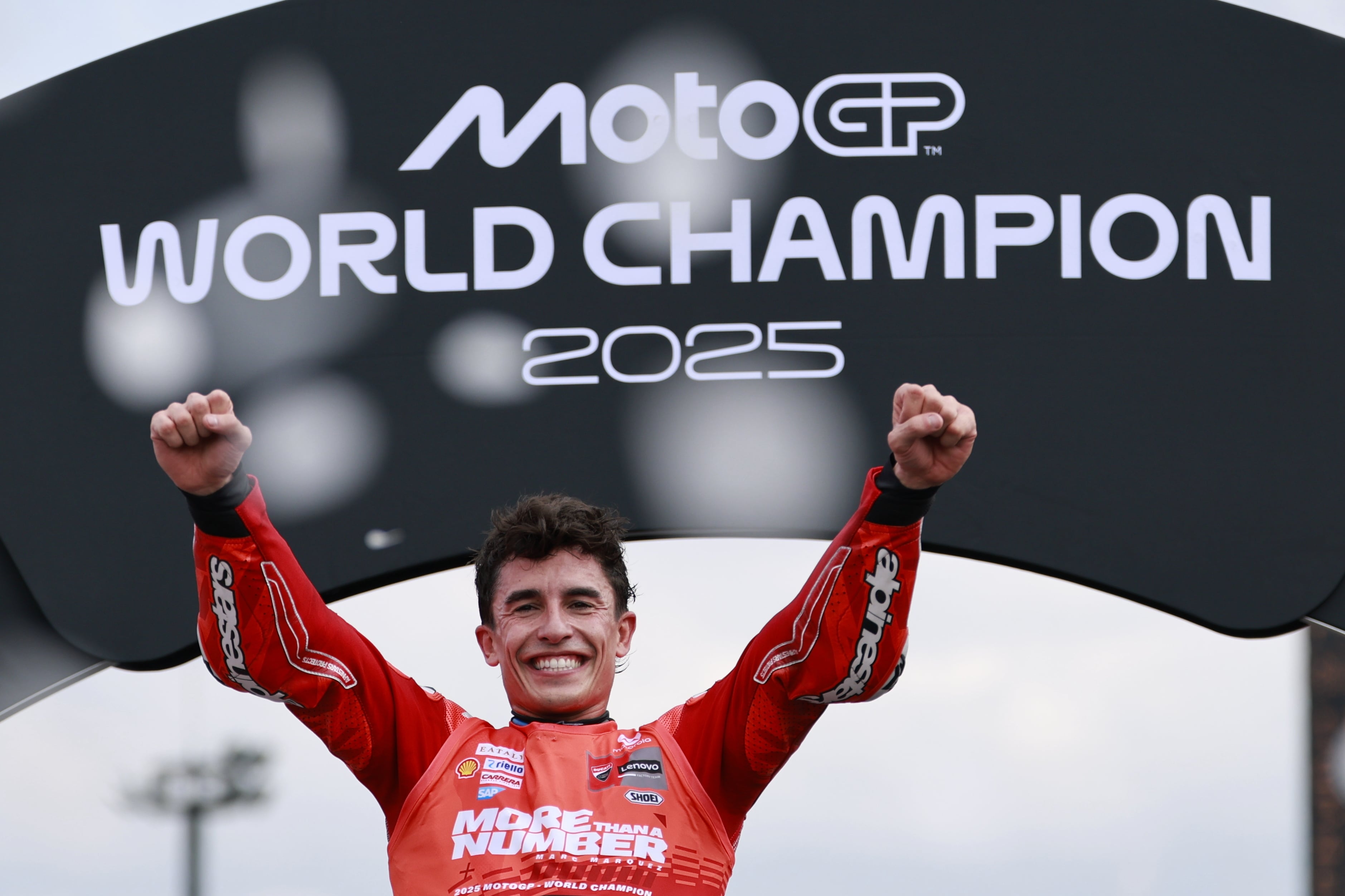 El piloto español Marc Márquez triunfa en Japón y se lleva su séptimo título mundial en MotoGP seis años después.