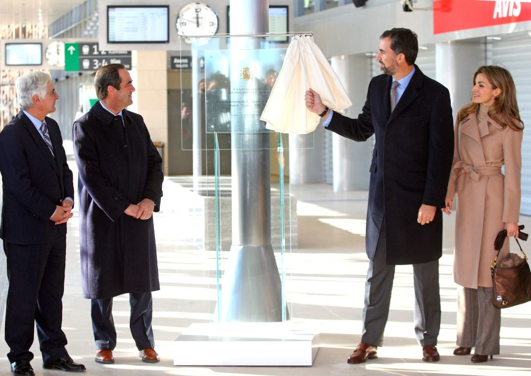 Los entonces Príncipes de Asturias junto a José María Barreda (i) y José Bono durante la inauguración de la línea de AVE de Cuenca, el 15 de diciembre de 2010