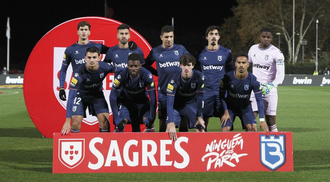 Debido al elevado número de casos de covid, el equipo saltó al terreno de juego con sólo 9 efectivos y tras el descanso se suspendió el encuentro.