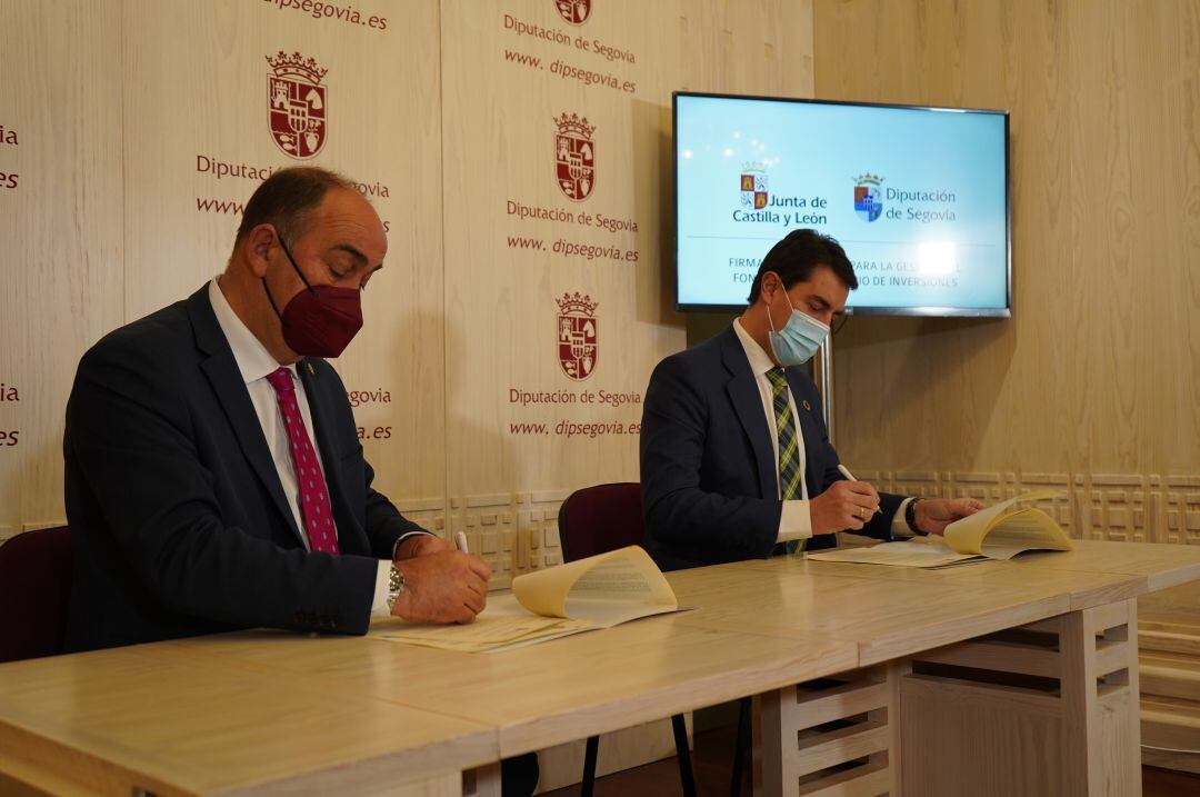 El presidente de la Diputación de Segovia, Miguel Ángel de Vicente y el consejero de Presidencia, Ángel Ibáñez firman el convenio de fondos extraordinarios para municipios de menos de 1.000 habitantes. 