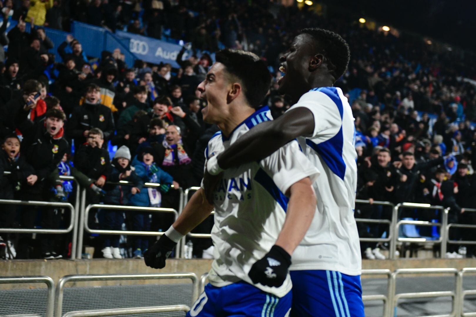 Bermejo celebra el gol de la victotra con Gueye