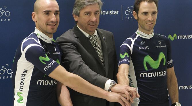 Los corredores Juanjo Cobo y Alejandro Valverde, junto al director del Movistar, Eusebio Unzúe, durante la presentación de ambos como nuevos integrantes del equipo ciclista