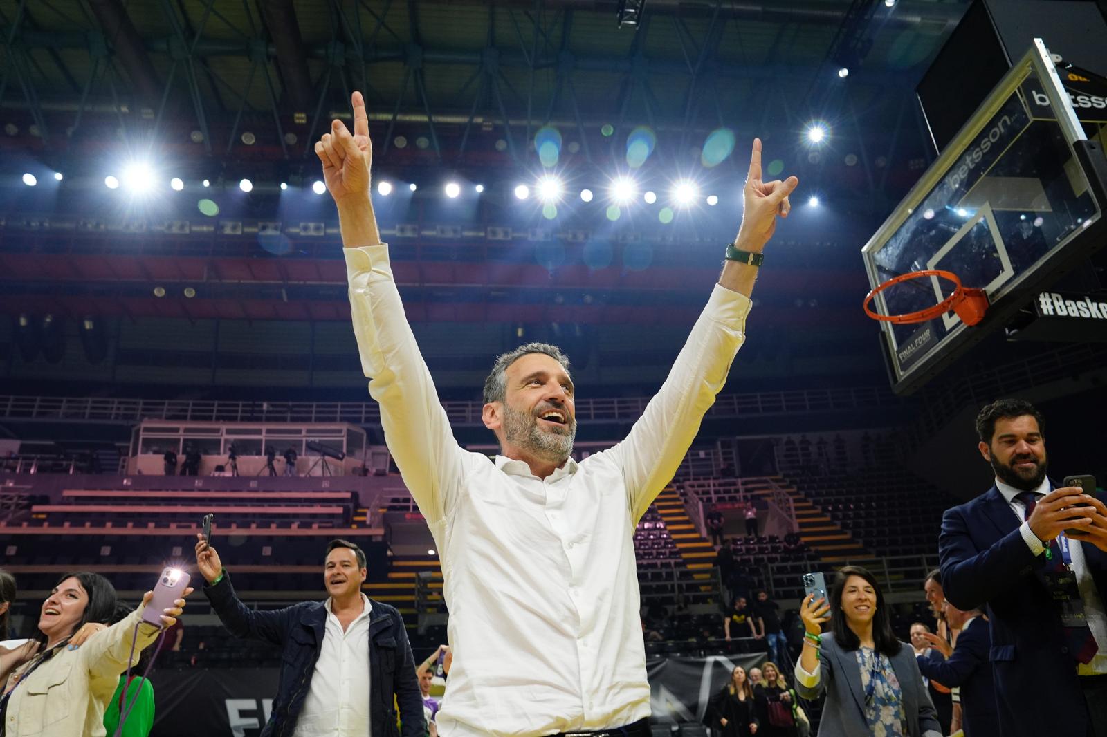 Ibon Navarro, celebrando el título de la BCL en la pista tras la final