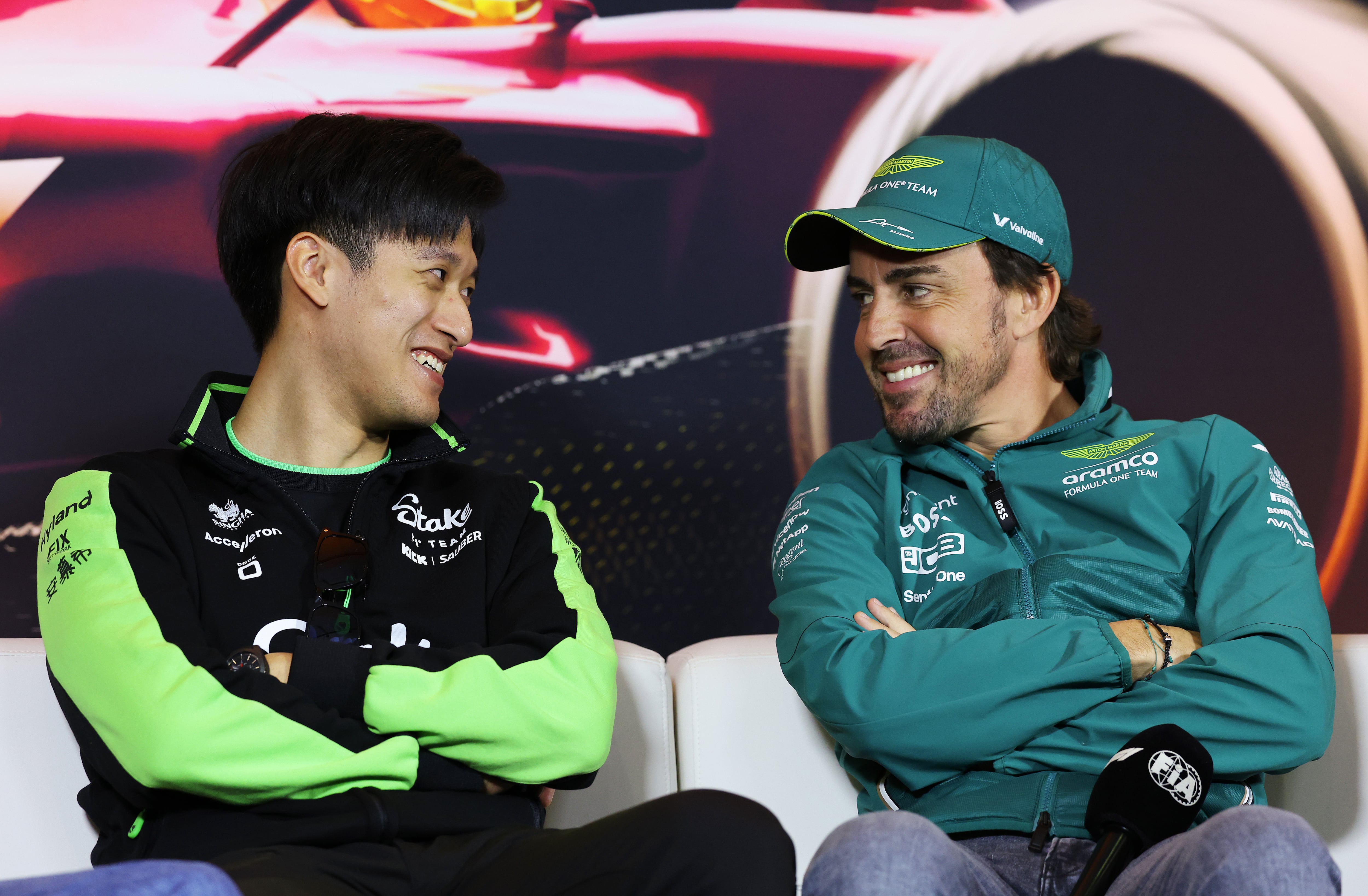 Los pilotos Zhou Guanyu y Fernando Alonso durante la rueda de prensa del GP de China