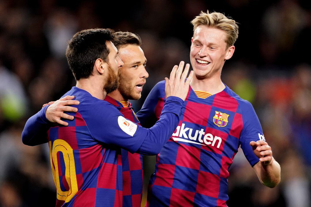 De Jong celebra un gol con Messi y Arthur.