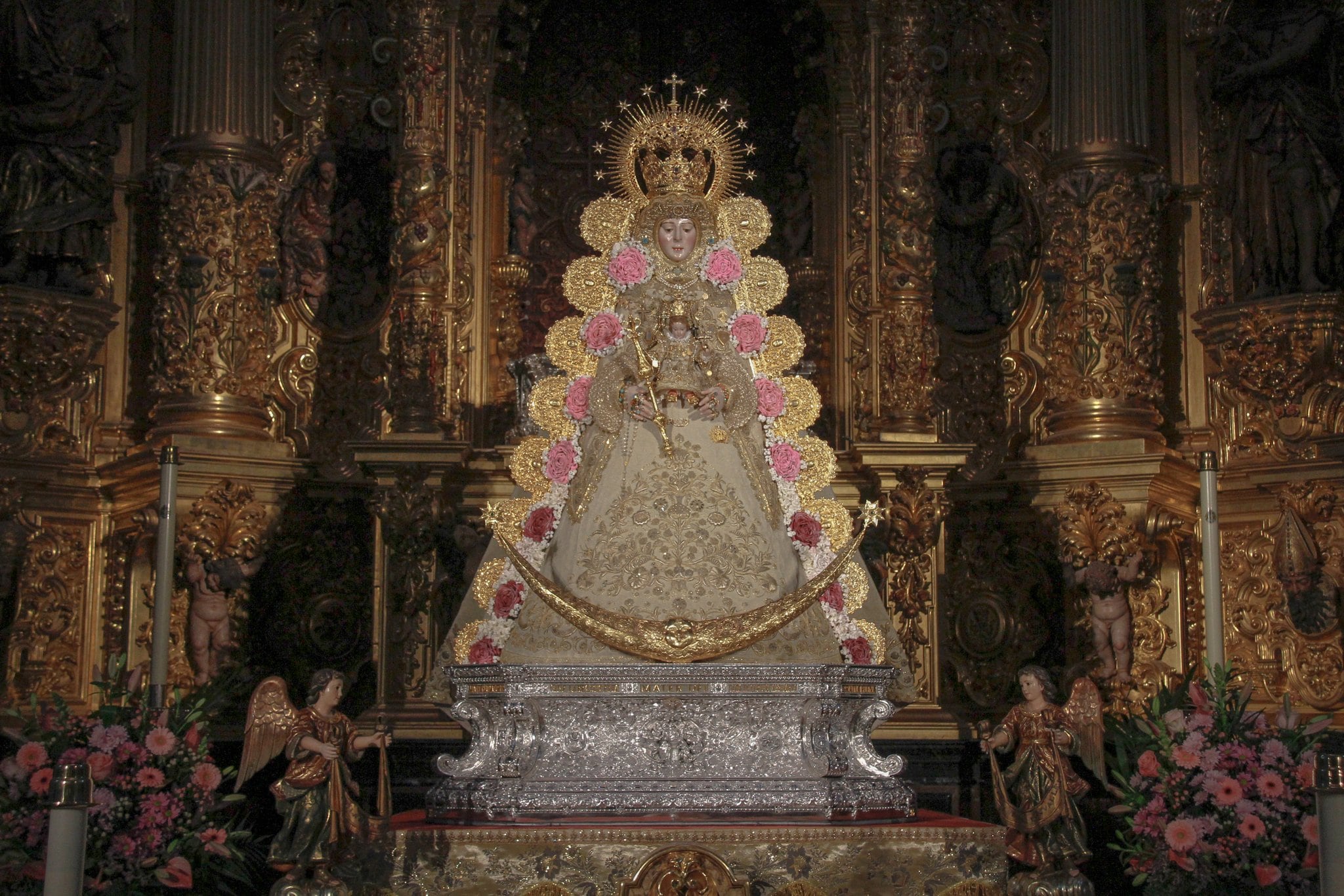 La Virgen del Rocío, repuesta al culto en su Santuario tras su restauración