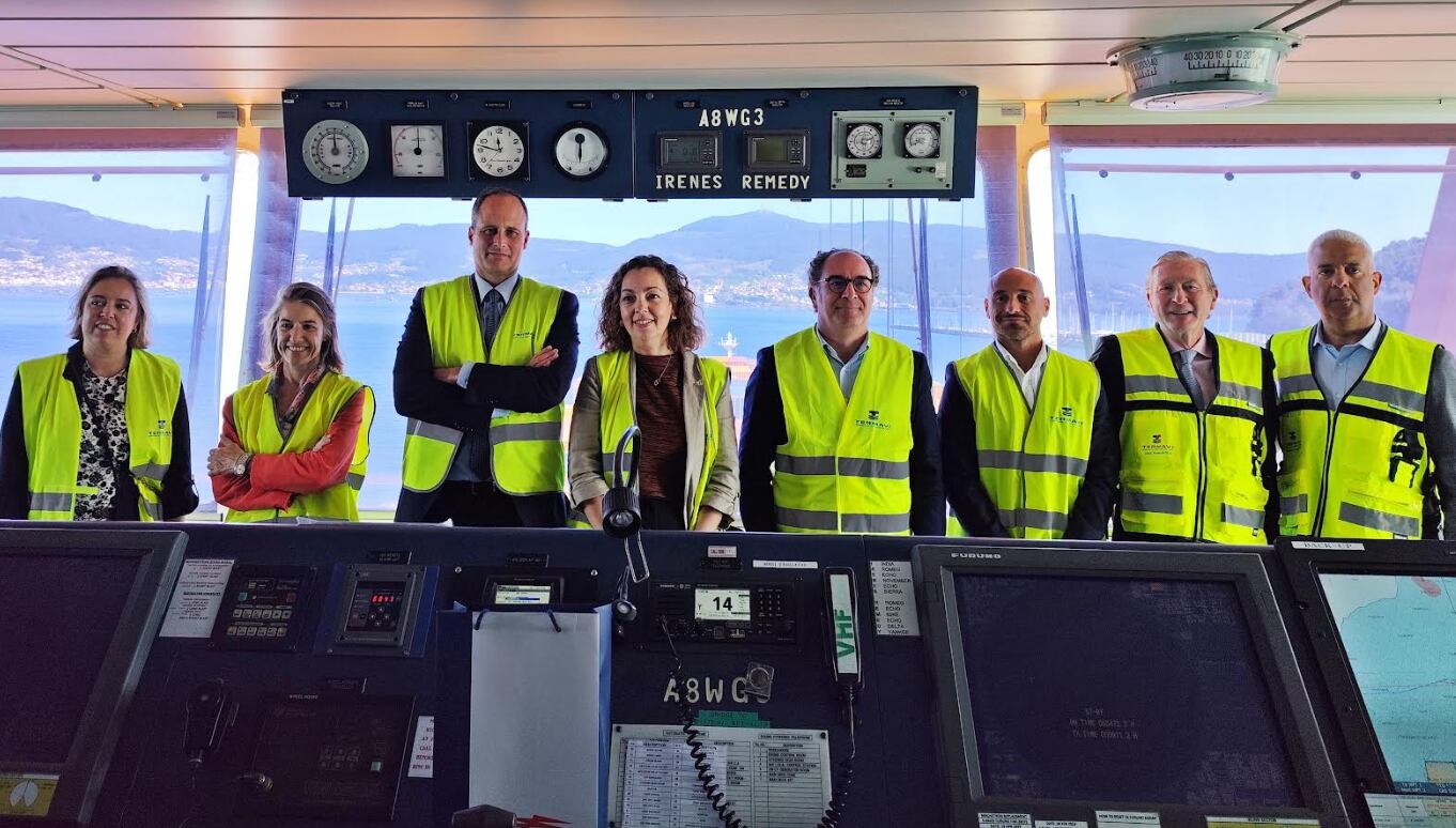 Acto de bienvenida al buque en el Puerto de Vigo, con el presidente de la Autoridad Portuaria, Carlos Botana, el Presidente del Grupo Davila, EduardoDavila; la directora de la APV, Beatriz Colunga; el director general de
TERMAVI, Tomás Palacios; Pablo Ramilo, de Marítima Consiflet; Beatriz
Baspino, de Erhardt Lines; y Paula Rodríguez y José Lassa por parte de
Hapag Lloyd