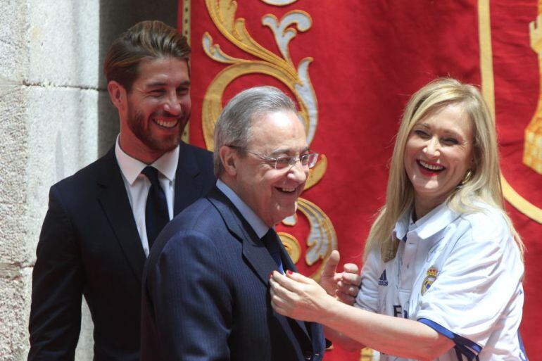 Ramos, Florentino y Cifuentes bromean