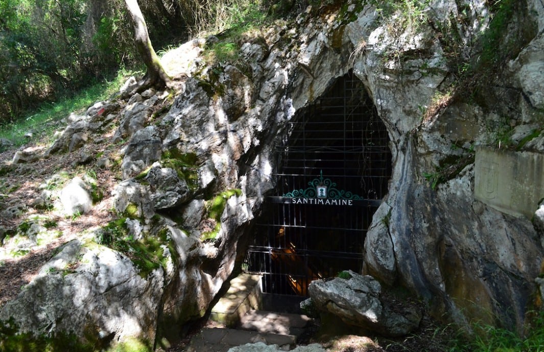 Entrada de la Cueva de Santimamiñe. / Cueva de Santimamiñe