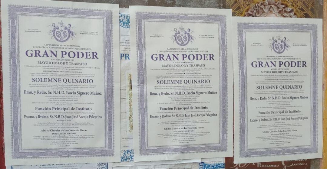 Los carteles de cultos del Gran Poder vuelven a ser una imagen tradicional en estos días previos al nuevo año