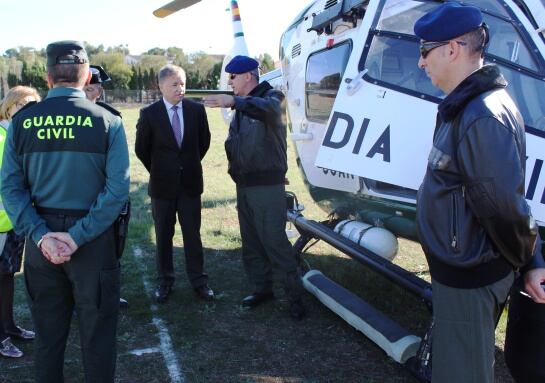 El delegado del Gobierno en la Comunitat Valenciana, Juan Carlos Moragues, en una visita a los equipos de rescate en montaña de la Guardia Civil