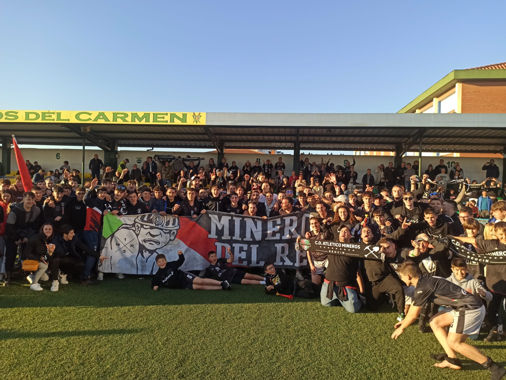 Jugadores y afición festejan el ascenso del Mineros en Colindres