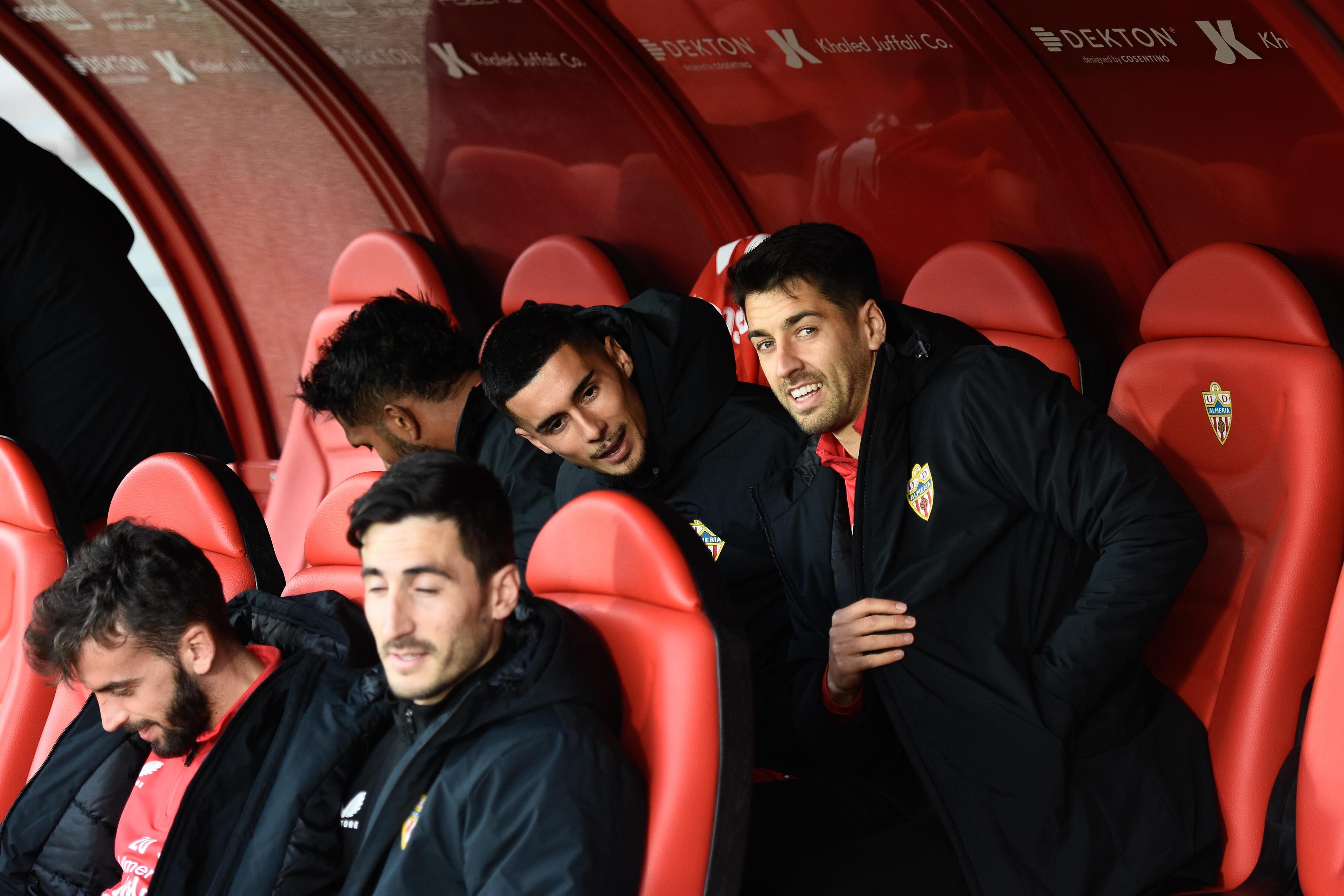 De la Hoz en el banquillo en el partido ante el Betis en el Estadio de los Juegos Mediterráneos.