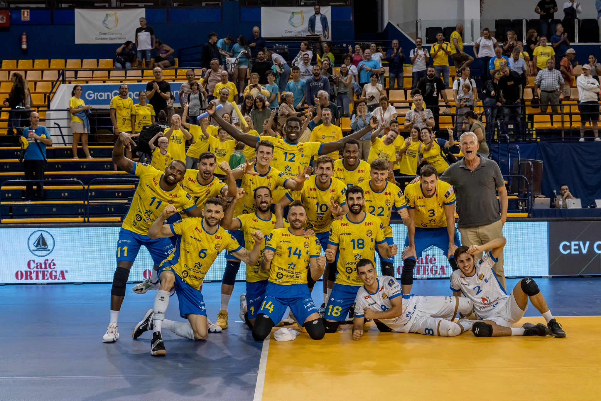 Guaguas celebrando un triunfo en la Champions.