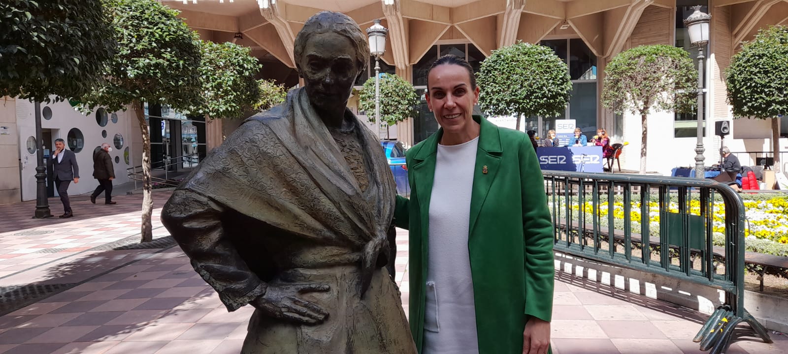 Eva María Masías, alcaldesa de Ciudad Real junto a la escultura de la Dulcinea