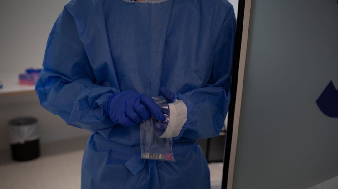 Una profesional sanitaria sostiene muestras de pruebas PCR
