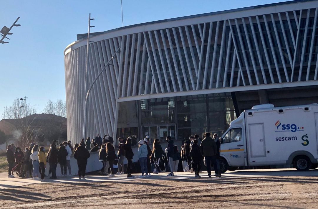 La entrada del Pabellón Vicente Paniagua durante la realización de las PCR