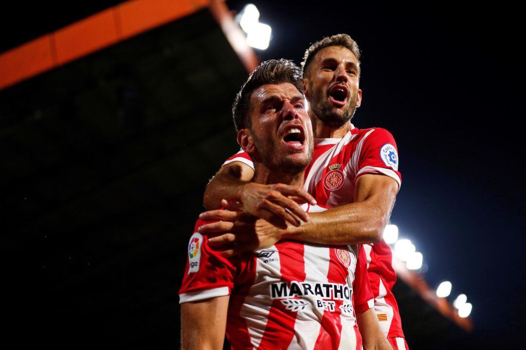 El defensa del Girona, Pedro Alcalá (i), celebra con su compañero Christian Stuani (d), tras marcar gol ante el Celta en el partido correspondiente a la cuarta jornada de LaLiga Santander, disputado esta noche en el estadio de Montilivi, en Gerona.