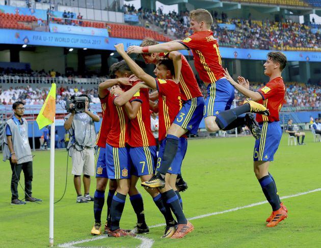 Los jugadores de la selección española sub 17 celebran el gol de Sergio Gómez