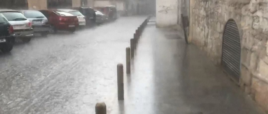 Lluvia cayendo en una calle de la capital.