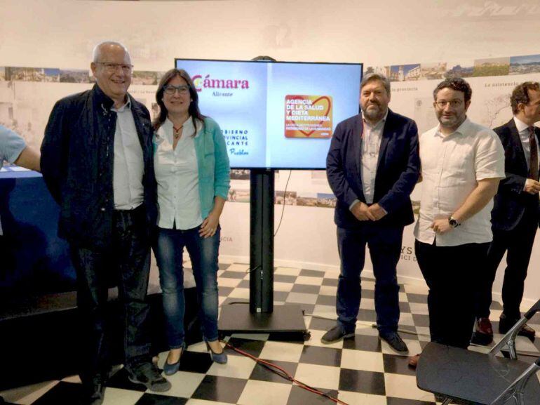La delegación dianense, encabezada por el alcalde, Vicent Grimalt, que acudió a la presentación del programa de Municipios con Estilo de Vida Mediterráneo.