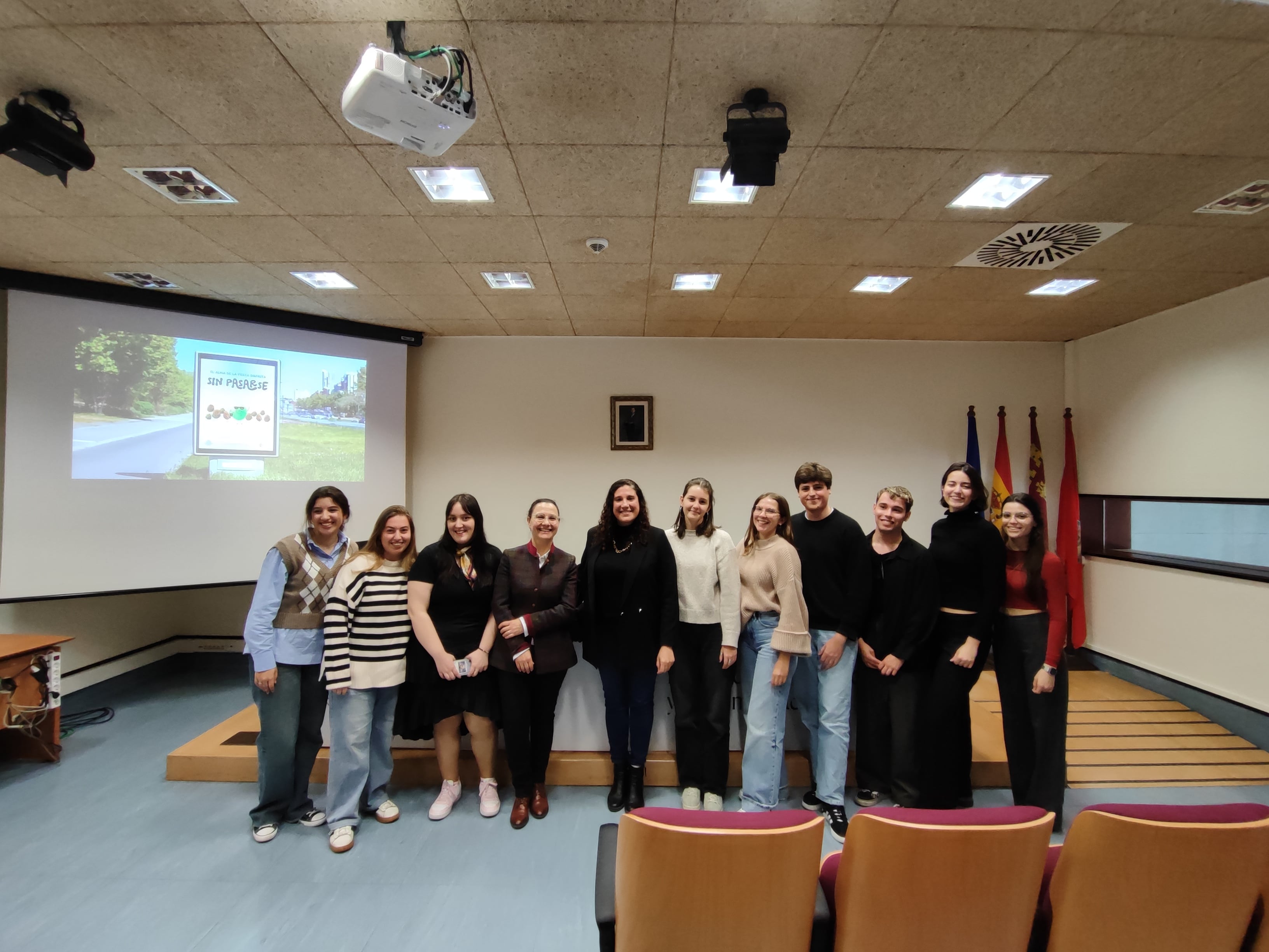 La concejal de Juventud, Sofía López-Briones, con los alumnos de 3º de Publicidad de la UMU, ganadores de la campaña de consumo responsable de alcohol.