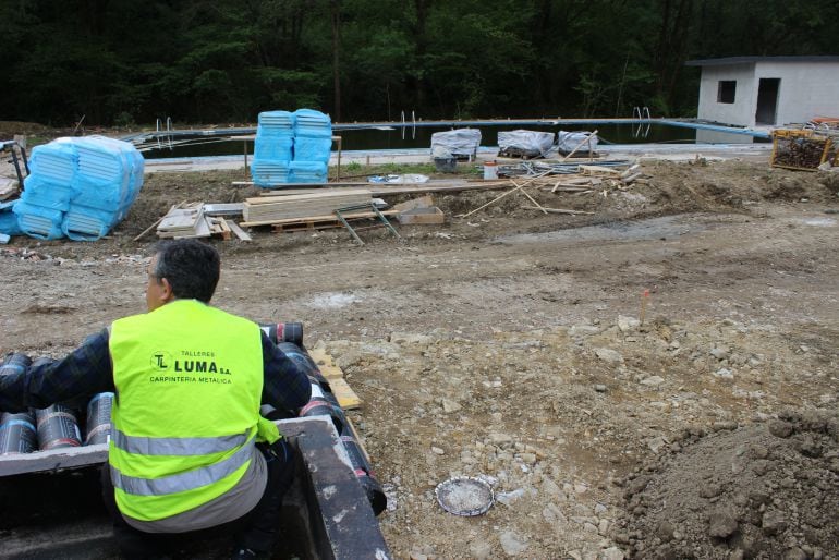 Estado en el que se encuentran las obras de una de las piscinas al aire libre en el espacio deportivo San Marcial Txingudi.