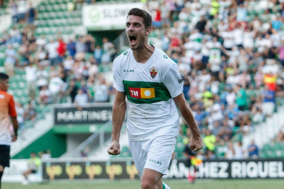 Manuel Sánchez celebra un gol con el Elche