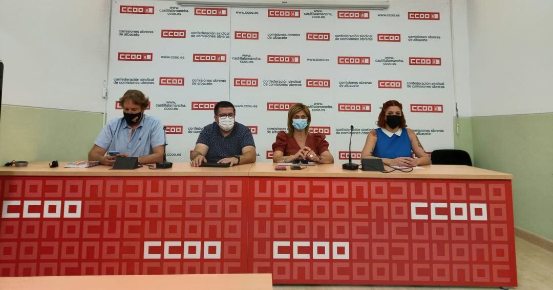 La Secretaria General de CCOO Albacete, Carmen Juste; Secretario General de UGT Albacete, Javier González ; Secretario provincial Industria - CCOO Albacete, Itaso Cortés y el responsable de Acción sindical UGT-FICA Albacete, Luis Losa.