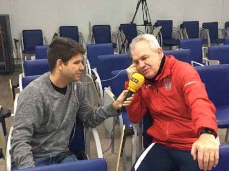 Javier Aguirre responde a las preguntas de Oscar Egido durante la entrevista de este miércoles.