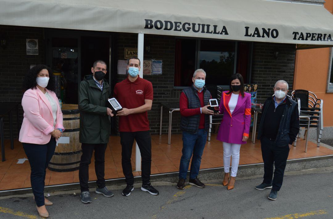 La alcaldesa de Mos, Nidia Arévalo (segunda por la derecha), y el director general de RodaVigo, Nazario Correa (segundo por la izquierda), entregando medidores de CO2.