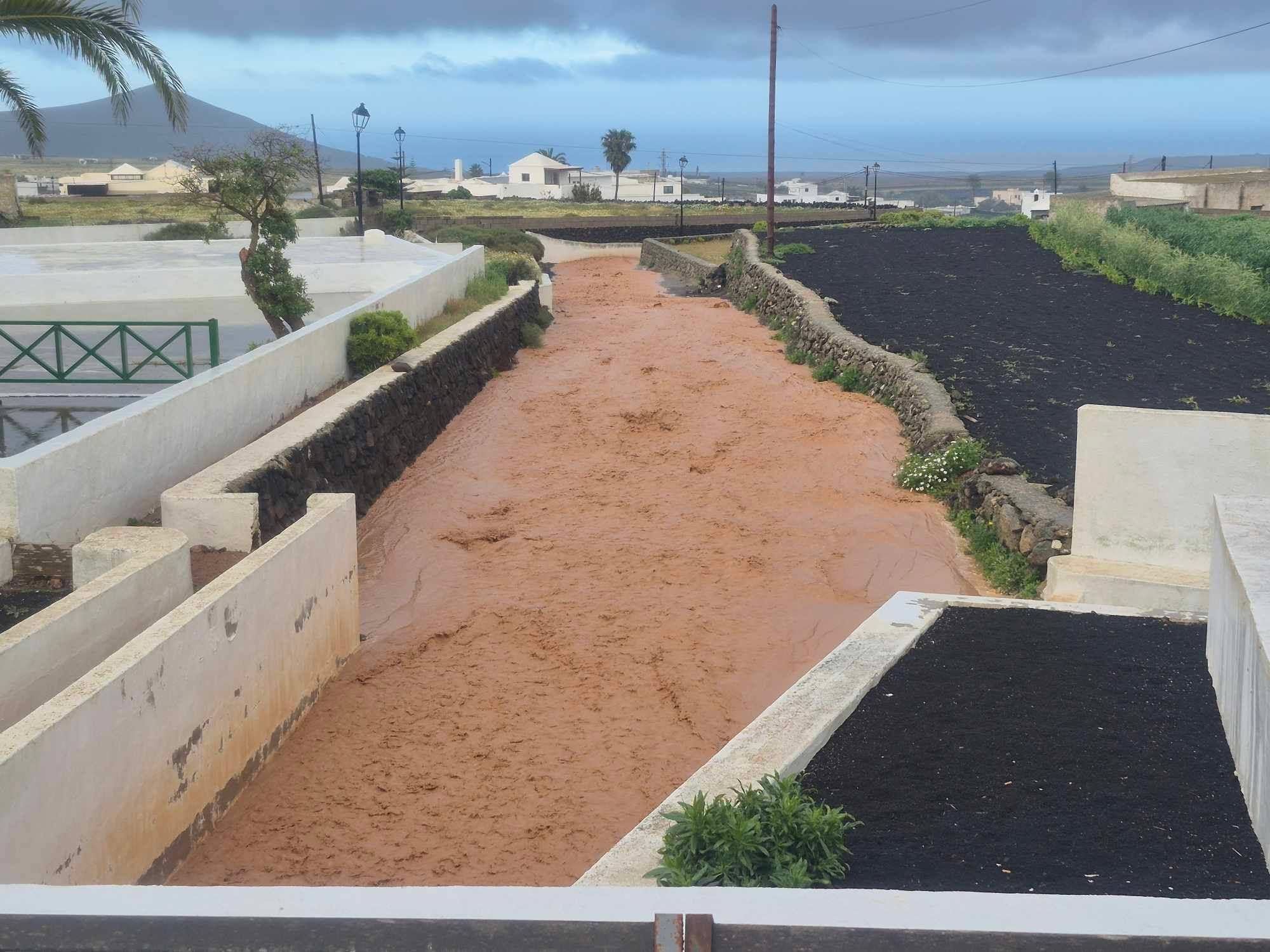 Agua corriendo por la localidad de Teseguite, en el municipio lanzaroteño de Teseguite.