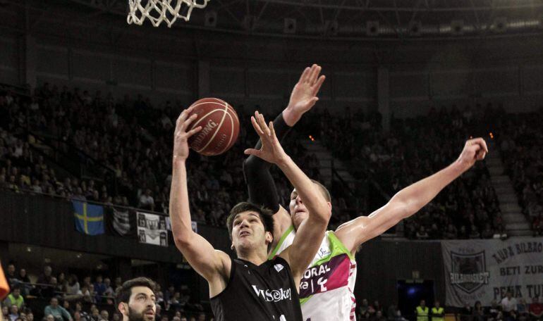 GRA351 BILBAO, 01/03/2015.- El pívot del Bilbao Basket Marko Todorovic (c) entra a canasta ante la oposición del pívot estadounidense del Laboral Kutxa Baskonia Colton Iverson (d) durante el partido de la vigésima segunda jornada de la fase regular de la 