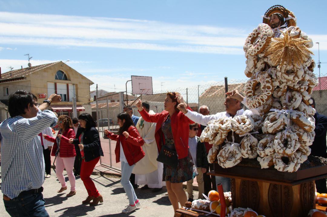 Los vecinos de Dehesa Mayor bailan a San Isidro tapado por las tradicionales rosquillas en una imagen de archivo