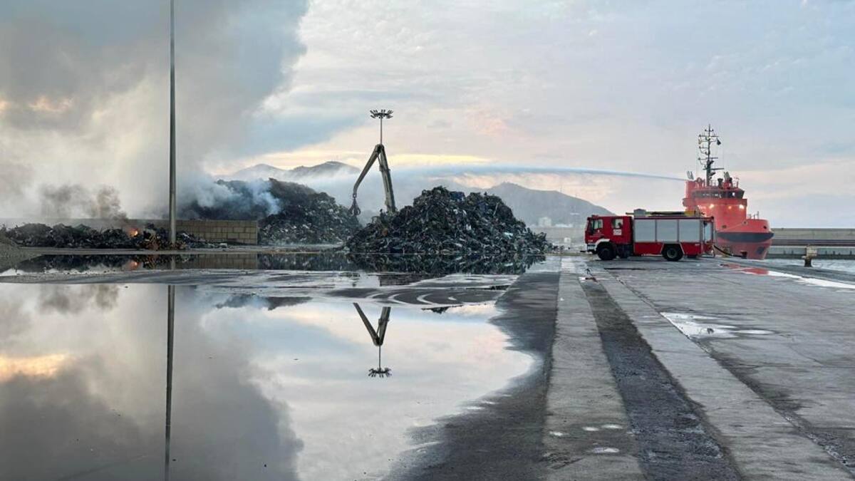 Controlado el incendio originado en una pila de chatarra almacenada en el puerto de Motril